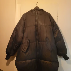 Oversize puffer jacka - Svart oversize puffer jacka från junkyard som är i nyskick och ej blivit använd. Jag säljer jackan då jag tycker den är för stor på mig. Jackan är super varm och är pefekt till vintern. 