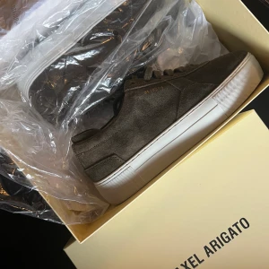 Axel arigato skor, strl 37 - Olivgröna Axel arigato skor. Nypris 2300, säljer för 1000 kr. Använd 1 gång säljer pågrund av att dem är för små. ✨