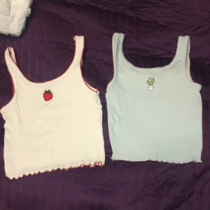 Söta croptops - Två nästan oanvända croptops från NewYorker. Köparen står för frakten. 50kr styck. De är stretchiga så passar även S❤️ Fläcken på det blå linnet är bort-tvättat nu(: Missade den när jag tog bilden.