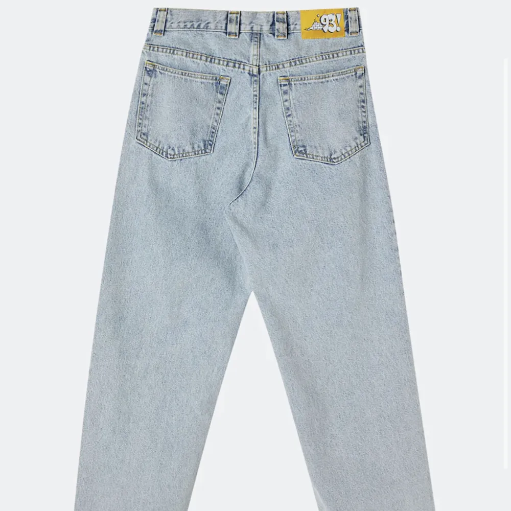 Fett coola Polar jeans som aldrig är använda, fick dem i julklapp förra året men sen byte jag stil och då har dom ba legat i min garderob sen dess, skriv privat för fler bilder , nypris 1300kr. Jeans & Byxor.