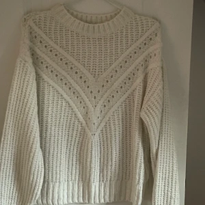 Vit stickad tröja - Superfin vit stickad tröja från märket Next i storlek xs, använd ett fåtal gånger och i superbra kvalitet 