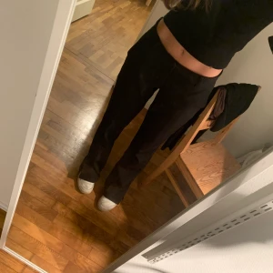Vera kostymbyxor Bikbok - Säljer mina kostymbyxor från bikbok (de lågmidjade med slits nedtill) då de tyvärr är för stora🥲 De är knappt använda