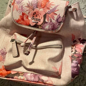 Guess Flower backpack - Blommig Guess väska från usa