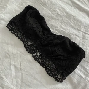 Bandeau bh/bralette - Svart bandeau bh/bralette i spets. Storlek XS/S. I bra skick! Priset är inklusive frakt. <3