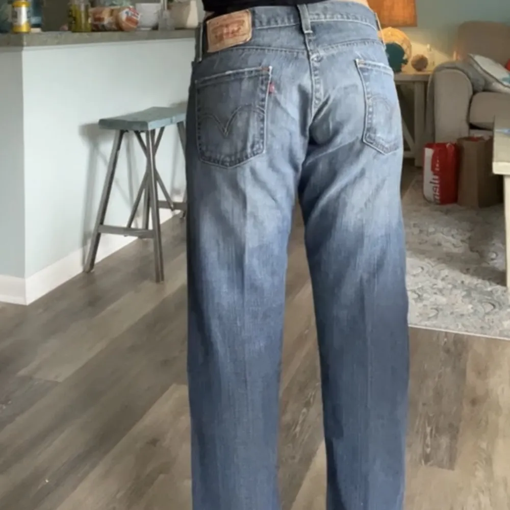 Dags å sälja mina jätte fina vintage levis jeans, dem är oversize på mig som är en 36 så skulle väll rekomenderar dem till nån som har 36/38 i byxor, dem är för långa på mig där av är dem uppvikta på bilden, jag är cirka 155 men de är 12 cm för långa så . Jeans & Byxor.