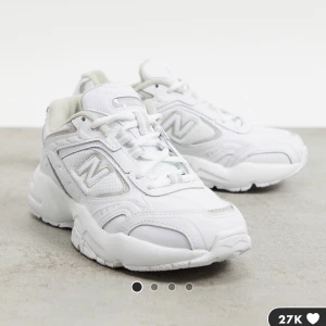 New balance 452 skor 🤍 - säljer mina nästintill hela oanvända new balance 452 skor i grått å vitt. Har bara användts 1 gång.  Nypriset är runt ca 1300 men säljer för 1000+frakt🤍🫶🏻 sista bilden är min🫶🏻 dem är i strl 35 men passar 36 också!