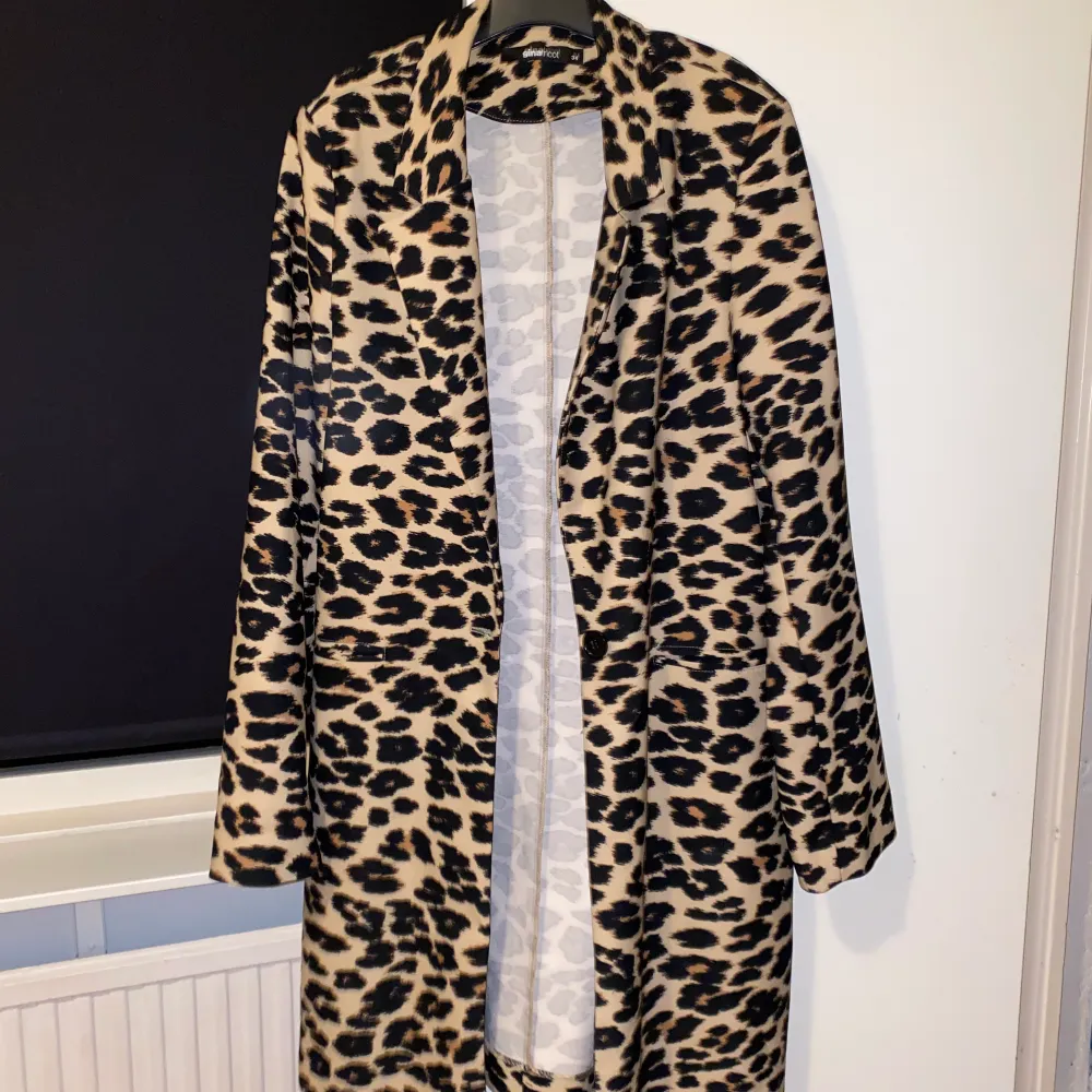 Säljer en leopard jacka/ kappa, supersnygg till olika stilar. Storlek S. Kan mötas upp i Helsingborg/ Malmö eller skickas med post . Jackor.