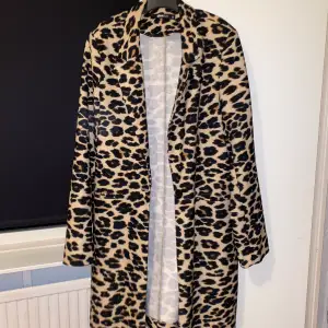 Säljer en leopard jacka/ kappa, supersnygg till olika stilar. Storlek S. Kan mötas upp i Helsingborg/ Malmö eller skickas med post 