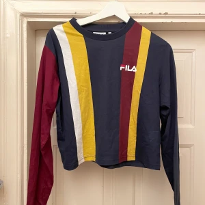 Fila Crop top - Köpt på Urban för 300 spänn. Skitskön och endast använd 2 gånger! Bra skick och perfekt för höst/vinter