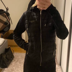 Lättare jacka - Lättare jacka i sweatshirt material på ärmarna och rygg med tunnare jackmaterial på framsidan! Jättefint skick, är en herrjacka.