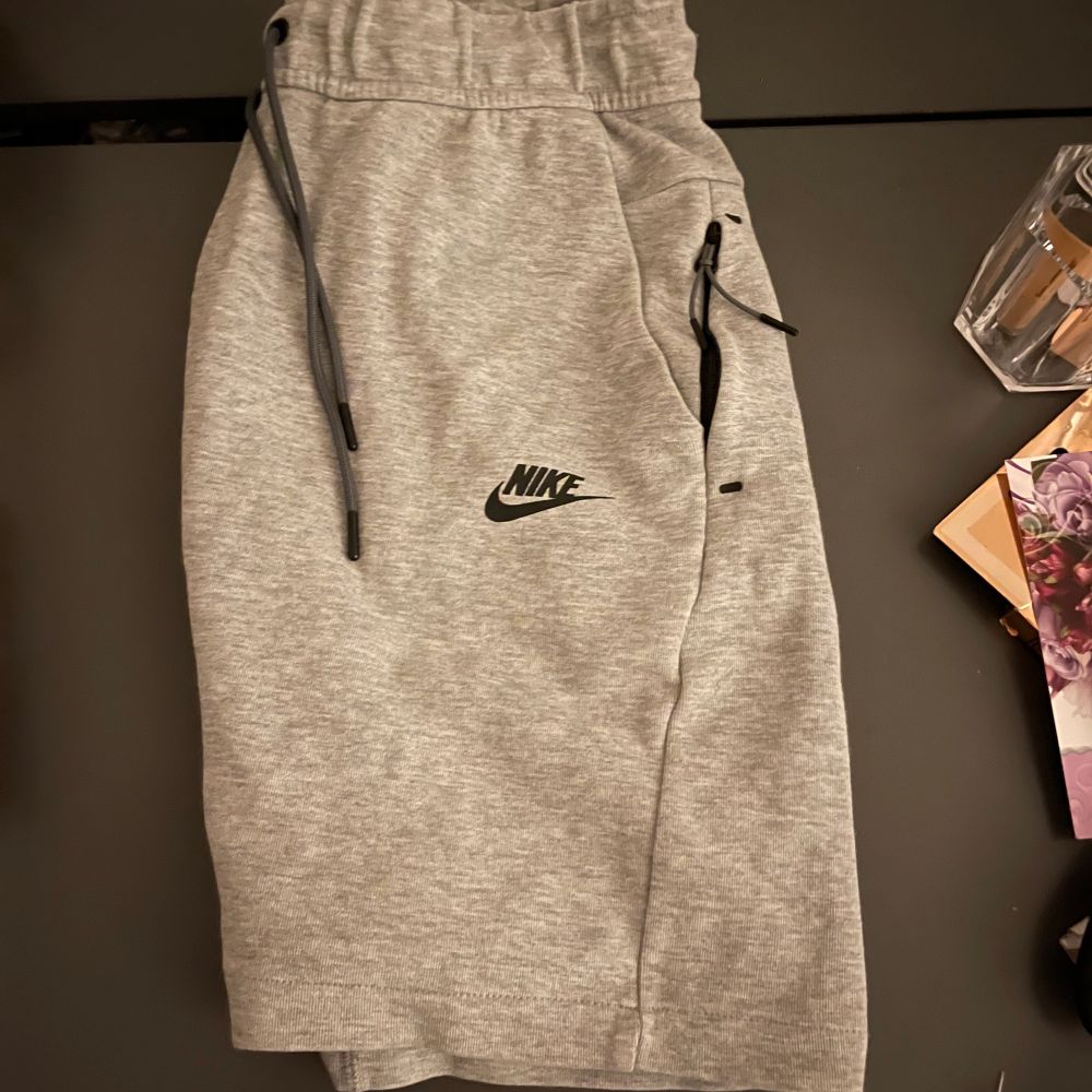 Nike tech shorts och en nike tröja | Plick Second Hand