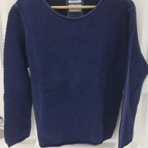 Blå stickad tröja  - Blå stickad tröja i storlek L. Använda bara ett fåtal gånger och det är i fin skick.