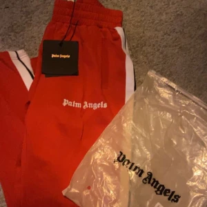 Palm angels byxor - Röda Palm ageles byxor storlek M knappt använda och har alla påsar köpta för 3000 äkta 