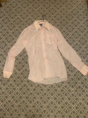 Rosa blus - Lätt genomskinlig rosa blus/skjorta. För lång för mig som är 160 men annars jättefin. 