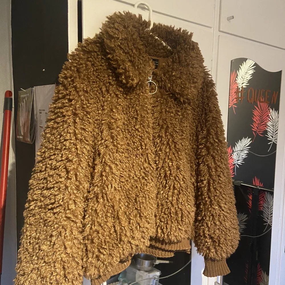 Knappt använd fluffig teddy bomberjacka från Zara. Säljs för den används inte. Vet ej original priset. Kan skickas med posten elr hämta i Borlänge. Jackor.