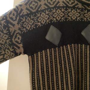 Brun och svart stickad tröja perfekt för vintern i storlek L. Bra Skick!🖤