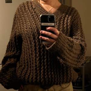 Brun overzised stickad tröja 😍 väldigt mysig till hösten !!! Den är handgjord så vet ej exakta storleken men som ni ser så är den väldigt stor, skulle tippa på xxl :)) 