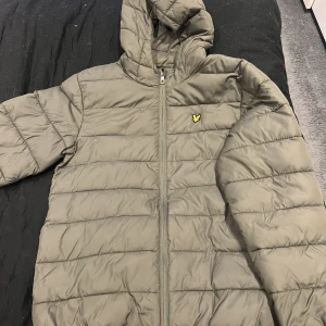 Jacka  - Lyle&scott jacka  Storlek 12-14 barn Jag är 166 och den passar mig men lite kort i armarna, använd sparsamt, fint skick, super fin härlig färg💞