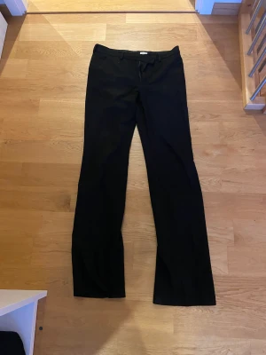 Filippa K kostymbyxor  - Fina lågmidjade kostymbyxor från Filippa K. Stl xs men skulle säga att dom passar S också.
