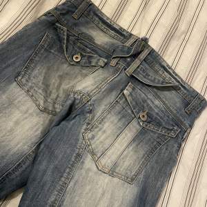 Ett par lågmidjade vida jeans med skit coola fickor och knapp gylf. Köpta nån gång under 90 talet. Bud är tillåtet, annars släpper jag dom direkt för 250kr.  (Köparen står för frakt kostnaden)