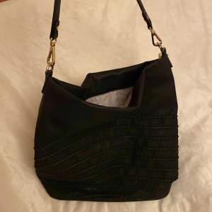 Snygg svart handväska, som inte är så mycket använd. 5 månader gammal. Länk till väskan: https://www.zalando.se/emily-and-noah-handvaeska-black-emf51h0in-q11.html