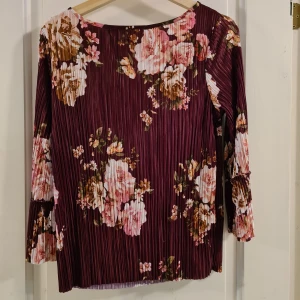 Blus Vila XS - Sparsamt använd blus från Vila i storlek XS.   Frakt tillkommer med 39 kr 🌞