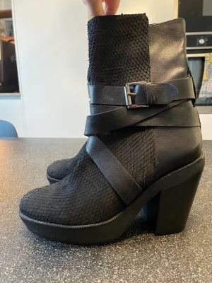 Läderboots i toppenskick  - Superfina läderboots med lite platå. Endast använda utomhus en gång. Säljes pga har för många par skor och för lite plats i garderoben.  Klackhöjd: 11 cm Platå: 2,5-3,5 cm.
