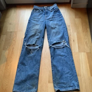 Vida Jeans  - Säljer dessa vida jeans med hål från lager 157 då de inte kommer till användning längre. Fint skick, bara lite slitna i hälarna men det är inget man tänker på. Storlek XXS men passar även XS. skriv privat vid intresse eller frågor 💕