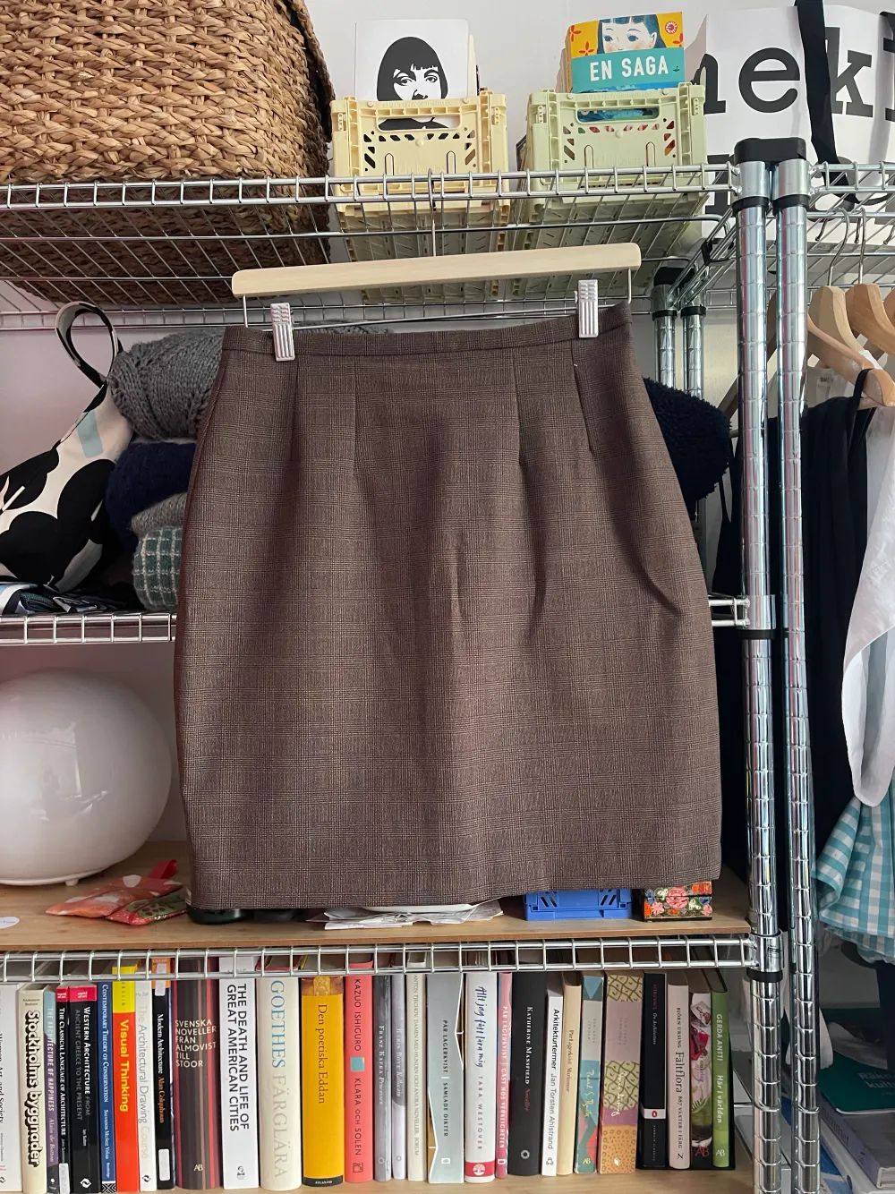 Brunt vintage det med kjol och kavaj från in wear🤎 Köpt här på Plick men tyvärr lite litet för mig, passar 36-38❤️ . Kostymer.