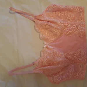 Croptop linne - Bra skick, använd 1 gång. Kuporna för små för mig annars passar den. Jag har storlek M och mina kupor är 75C