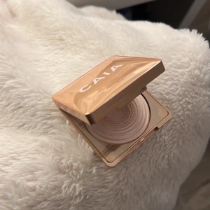 Caia highlighter - Jag säljer min Caia highlighter i färgen saint tropez pågrund av att den aldrig kommer till användning. Har endast användt den för prövning annars har den bara legat💞 hör av dig om du är intresserad 💞!FRI FRAKT!