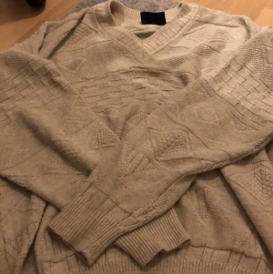 Grandpasweater - Tryck inte på köp nu!! Skriv först. Jättefin grandpasweater som är köpt på secondhand men bara använd en gång! Kvaliteten är bra.