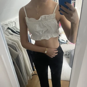 Topp vit - Vit topp från hm i strl S och är knappt använd☺️💗