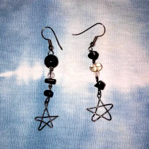 🖤 obsidian örhängen 🖤  - handgjorda örhängen av obsidian och glaspärlor! säg till om du vill ha flera då tillverka jag flera par! 13kr frakt 