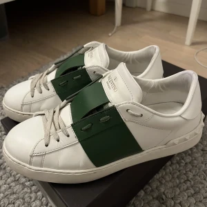 Valentino skor  - Säljer dessa as feta gröna Valentinos. Är som nya! Låda, nya snören, kuvert och dustbag för skorna medföljer! Självklart äkta. Både för herr och dam 