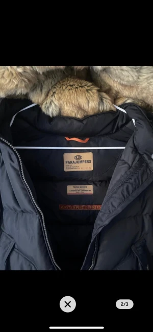 Parajumper - Äkta parajumper jacka i storlek Young medium, passar mig som är 155 cm och väldigt nätt, så ungefär en storlek xs . Knappt använd. 2000 kr