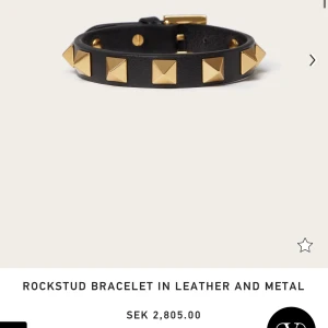 Valentino armband  - Svart med guld nitar nypris 2800kr   Fint skick, kommer med box och kvitto 