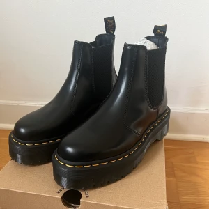 Dr martens 37 svarta boots - Dr martens, svarta i skinn. Oanvända helt nya. Köparen står för frakten. Nypris 2400:-