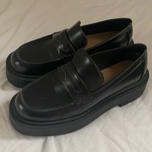 Loafers - Superfina loafers som endast är testade. Tyvärr förstora! strl 39/39,5. Hög/chunky sula och sköna för att vara loafers. Köpta på HM för cirka 450kr!