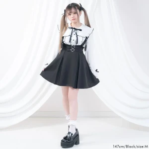 Dear my love kjol - Säljer min älskade Dear My Love Kjol därför den är alldeles för stor för mig. Den är i deras storlek L och har stretch i ryggen. Midjemåttet är 68-78 cm! Asså ish en S-M . Hängslena är avtagbara och kjolen har FICKOR! Tillräckligt stora för en mobil!