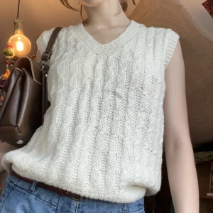 Vit handstickad väst - Såå fin vintage handstickad väst med den perfekta avslappnade passformen! Perfekt för vintern och hösten