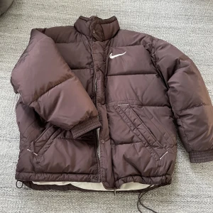 Nike vintage puffer  - Otroligt fint skick på denna, inga hål eller slitningar, brun färg i size S, modell på sista bilden är 167 cm, köp direkt för 1500