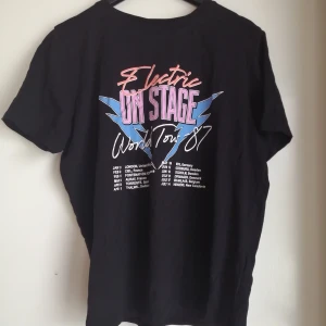 T-shirt med tryck - Storleken är large men jag tycker den känns mer som en medium. "Bud" ges. Kontant mottages.