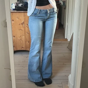 Lågmidjade jeans - Så snygga lågmidjade jeans från Sass & bide! Storlek står inte men skulle säga XS, jag själv har ofta XS på byxor. Jag är 168 cm. Frakt 66 kr. Finns ett jättelitet slithål på ena låret, se första och andra bilden 💕Ej retur!