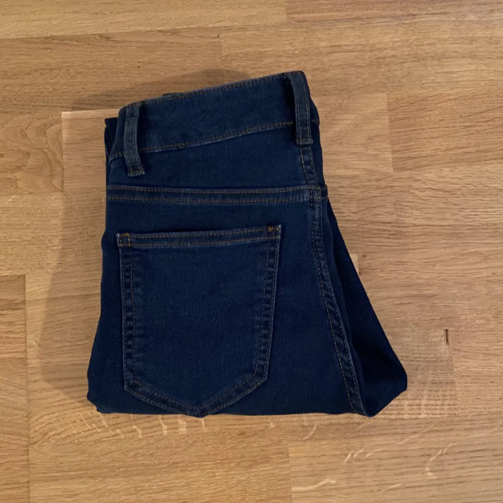 Blåa högmidjade jeans från Vila. Fint skick men ganska små i storleken.  Köparen står för frakt 💖. Jeans & Byxor.