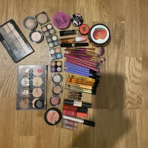Smink - Använt och oanvänt smink. Kända märken som real technices, makeup revolution och massa. Spårbarfrakt-66kr. Annars frimärken 