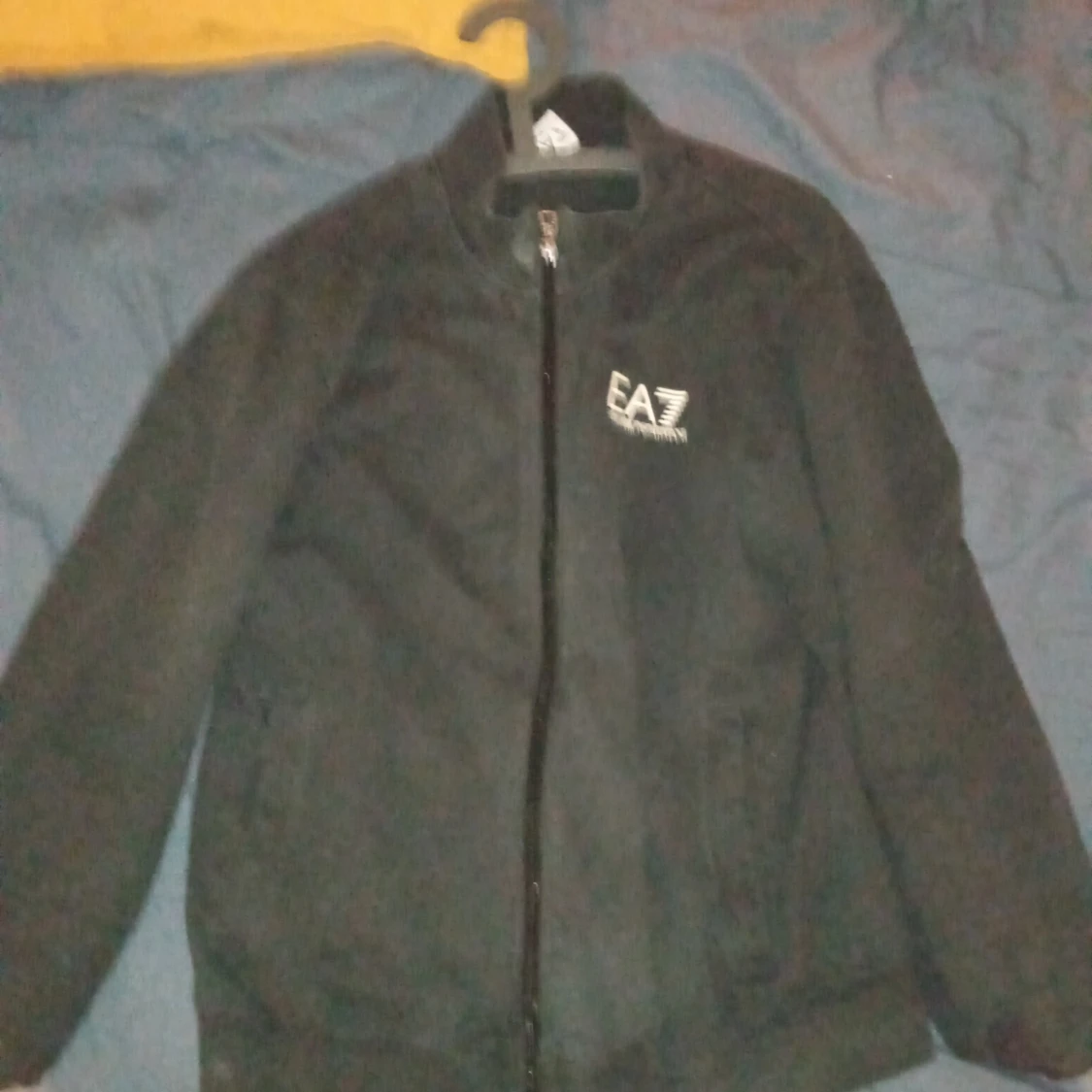 Armani jacka nästan aldrig använd använd ett par gånger bra skit bra kvalite