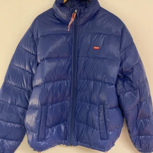 Dunjacka  - Levis dunjacka inköpt förra vintern, sparsamt använd.