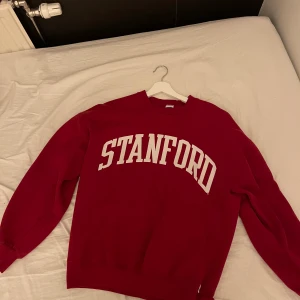 Standford sweatshirt - Standford sweatshirt i en fin röd färg😀 bra kvalitet och sitter superfint, mycket vintagekänsla. Hör av er vid frågor☺️