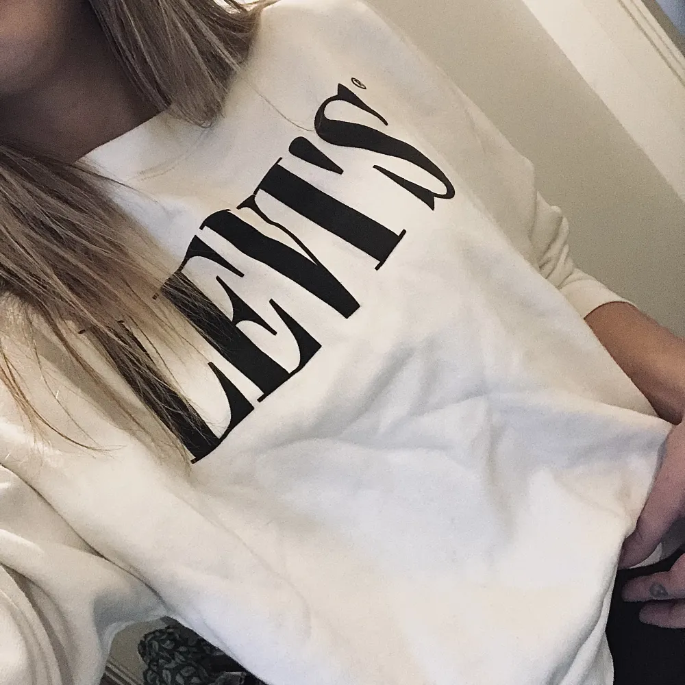 Vit sweatshirt från Levi’s. Tröjor & Koftor.